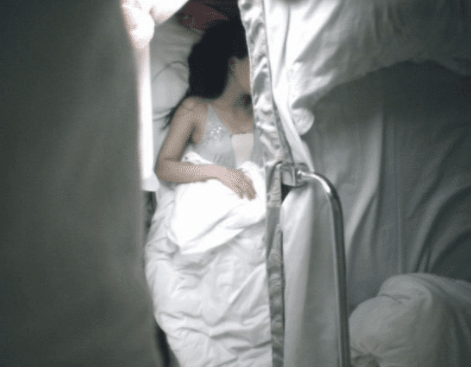 美女睡觉也不注意点,我在上铺看着都害羞了,长点心吧!哈哈哈哈 美女睡觉也不注意点,我在上铺看着都害羞了,长点心吧!哈哈哈哈