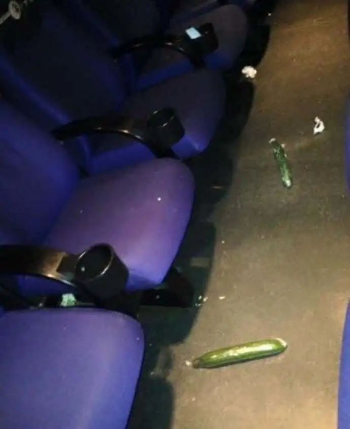 “电影散场了，地上怎么留这么多黄瓜？！”你们看看是我想多了吗？