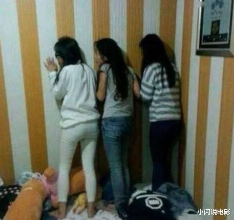 姑娘,你这衣服是不是有点太小了,就连身后的保安大爷都感到尴尬了!哈哈哈 姑娘,你这衣服是不是有点太小了,就连身后的保安大爷都感到尴尬了!哈哈哈