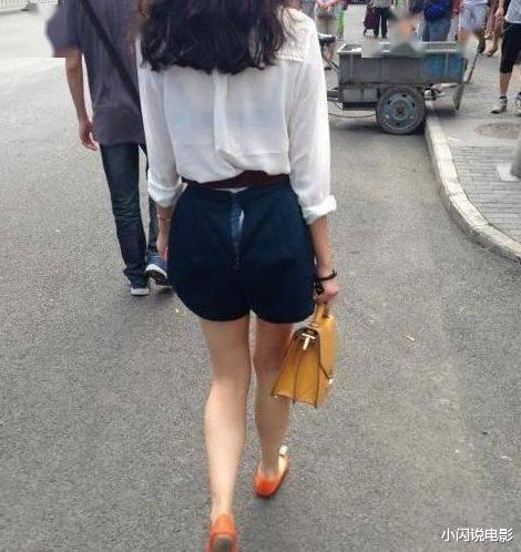 姑娘,你这衣服是不是有点太小了,就连身后的保安大爷都感到尴尬了!哈哈哈 姑娘,你这衣服是不是有点太小了,就连身后的保安大爷都感到尴尬了!哈哈哈