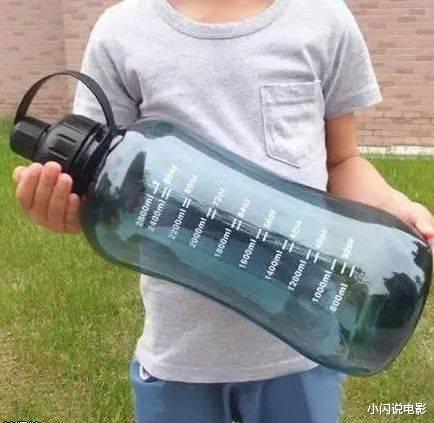 姑娘,你这衣服是不是有点太小了,就连身后的保安大爷都感到尴尬了!哈哈哈 姑娘,你这衣服是不是有点太小了,就连身后的保安大爷都感到尴尬了!哈哈哈