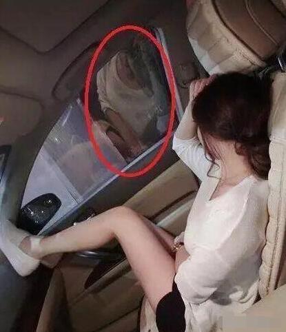 姑娘,你这衣服是不是有点太小了,就连身后的保安大爷都感到尴尬了!哈哈哈 姑娘,你这衣服是不是有点太小了,就连身后的保安大爷都感到尴尬了!哈哈哈