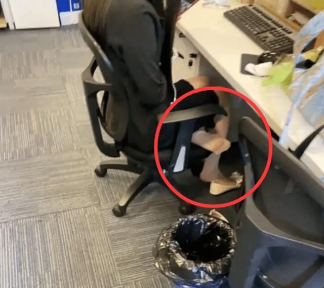 “公司新来的女财务,长得挺漂亮就是爱脱鞋,味道还大,怎么能让她把鞋穿上?” “公司新来的女财务,长得挺漂亮就是爱脱鞋,味道还大,怎么能让她把鞋穿上?”