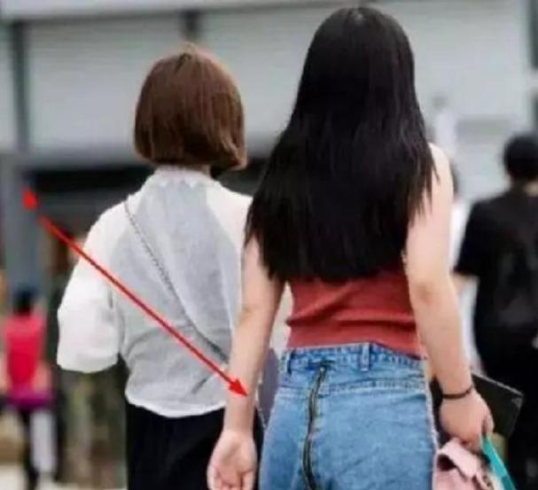 妹子把这样的裙子穿出门真有勇气,我在后面看了都替你尴尬 妹子把这样的裙子穿出门真有勇气,我在后面看了都替你尴尬