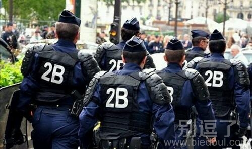 一群搞笑的2B。