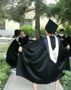 一个搞笑的毕业照。