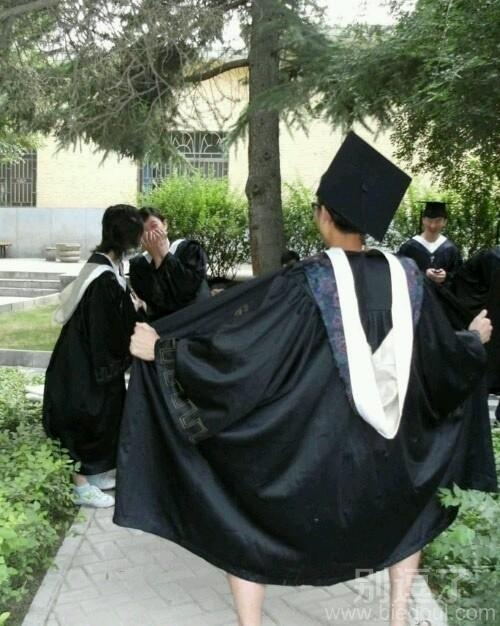 一个搞笑的毕业照。 一个搞笑的毕业照。
