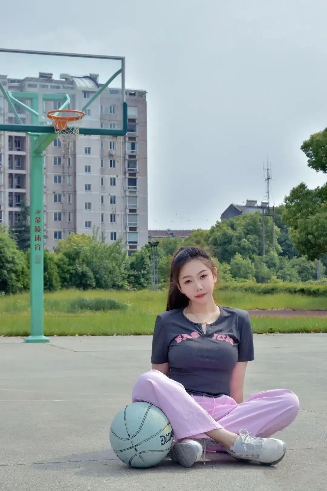 “ 对面邻居真幼稚 ，大晚上的还在玩骑恐龙 ” ！