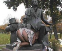 大庭广众下你竟然