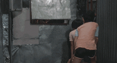 偷看女人洗澡的下场动图