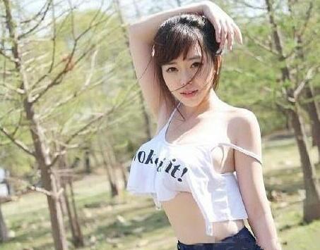 这白色衣服蛮省布料的 这白色衣服蛮省布料的