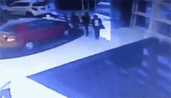 搞笑动态图片；还敢走路玩手机吗