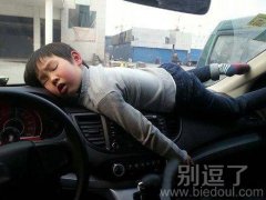在轿车里睡觉的孩子。