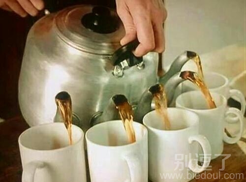 能倒五杯茶的壶。