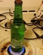正在用火烧的酒瓶。 正在用火烧的酒瓶。