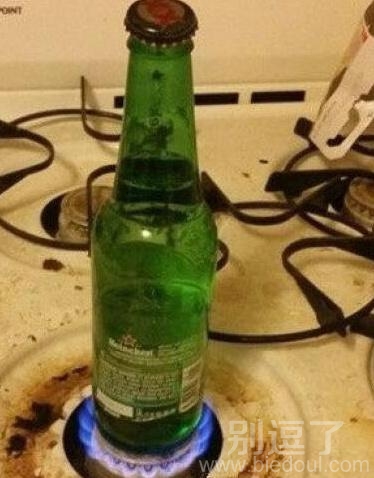 正在用火烧的酒瓶。 正在用火烧的酒瓶。