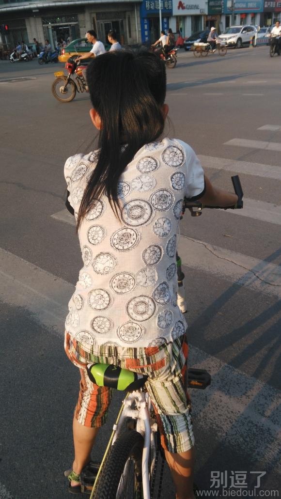 熊孩子这个发型很个性呀 熊孩子这个发型很个性呀