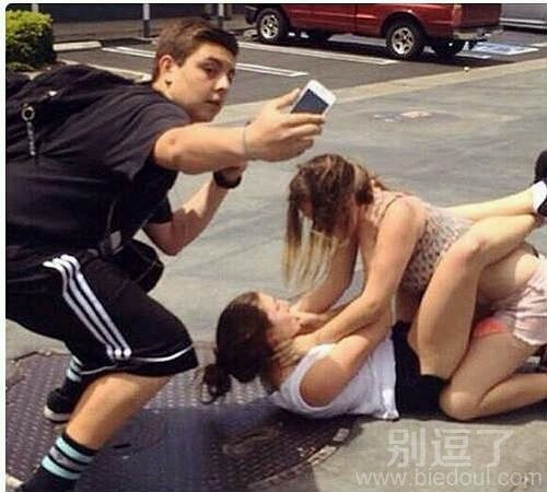 两个女人在街上打架。