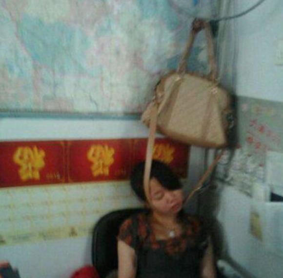 为了睡觉妹纸也是拼了