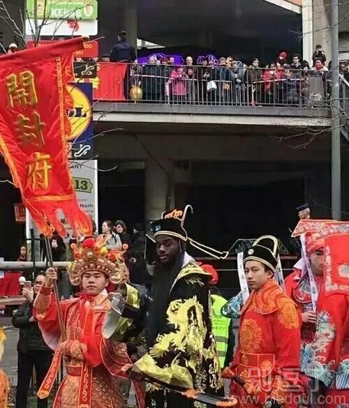 朋友在巴黎拍到的新年游行.... 朋友在巴黎拍到的新年游行....
