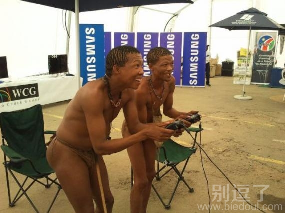 原始人打游戏 稀罕！