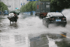 雨天这么开车的都是傻逼