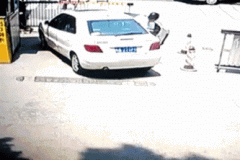 远离倒车的司机！