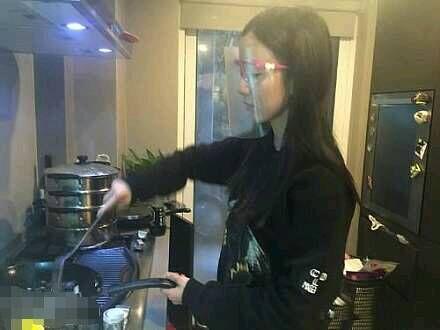 这是怕脸毁了容啊 这是怕脸毁了容啊