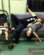 睡姿都是一模一样的 睡姿都是一模一样的