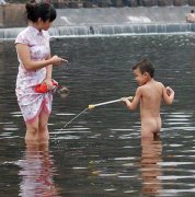 熊孩子，这样不好吧！