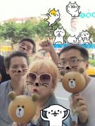 一群萌哥在照相。 一群萌哥在照相。