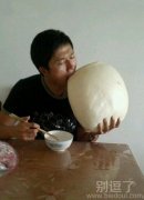 正在吃饭的哥们。