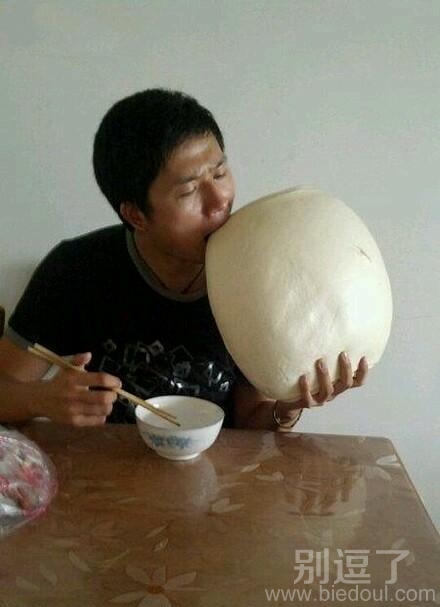 正在吃饭的哥们。