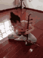 拉二胡的一个女子