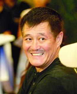 一个长相神形都似赵本山的土豪陪你逛街 一个长相神形都似赵本山的土豪陪你逛街