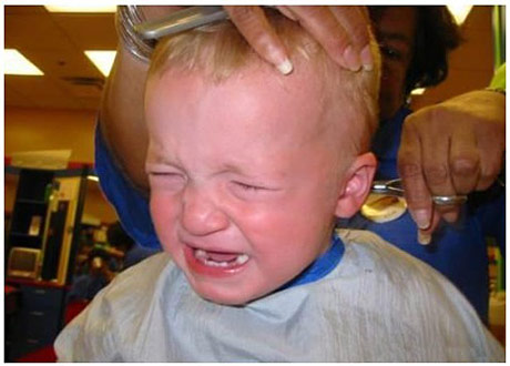 儿童理发时的各种哭闹窘相。