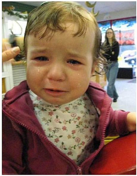 儿童理发时的各种哭闹窘相。