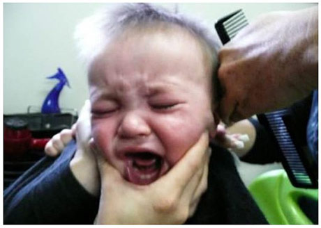 儿童理发时的各种哭闹窘相。