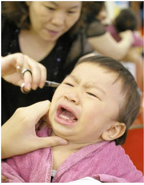 儿童理发时的各种哭闹窘相。