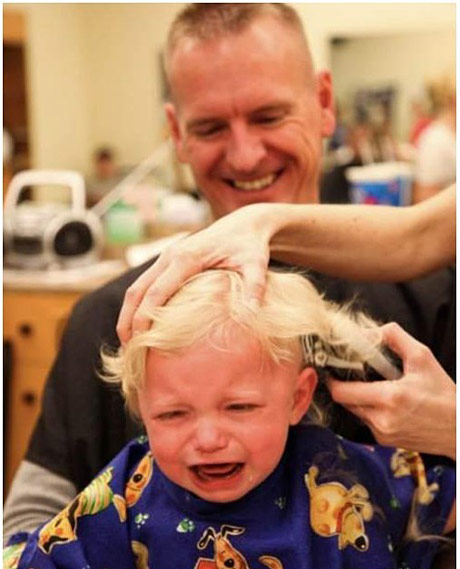 儿童理发时的各种哭闹窘相。