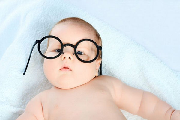 大眼镜小儿童,带上眼镜的儿童萌死了。