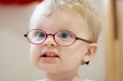 大眼镜小儿童,带上眼镜的儿童萌死了。