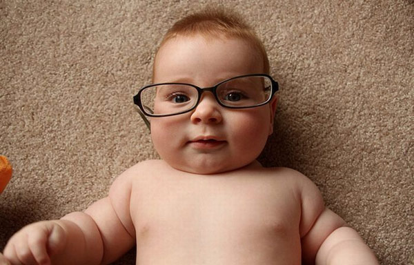 大眼镜小儿童,带上眼镜的儿童萌死了。