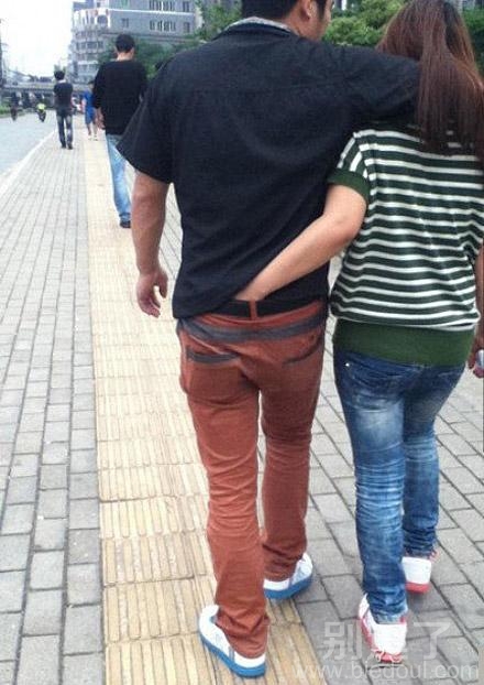 看看现在的小情侣。