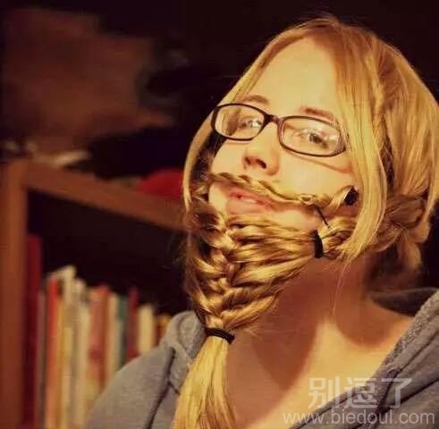 辫子扎到脸上去了