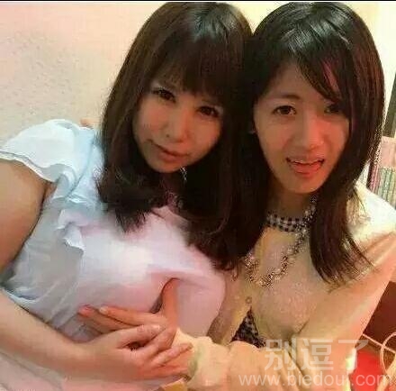 闺蜜太重了，我帮她扶着点