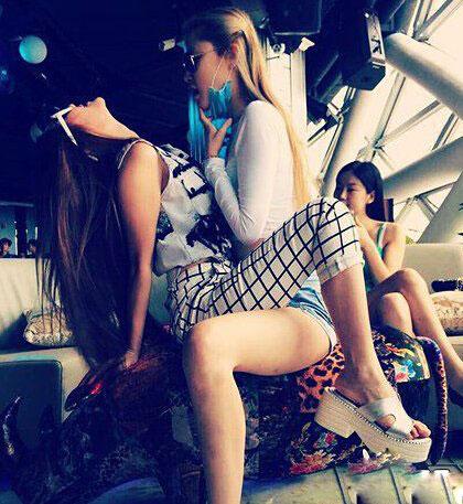 现在都流行这样的坐姿了吗? 现在都流行这样的坐姿了吗?