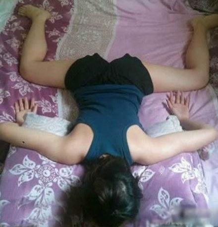 女汉子这睡姿咋跟王八那么像 女汉子这睡姿咋跟王八那么像