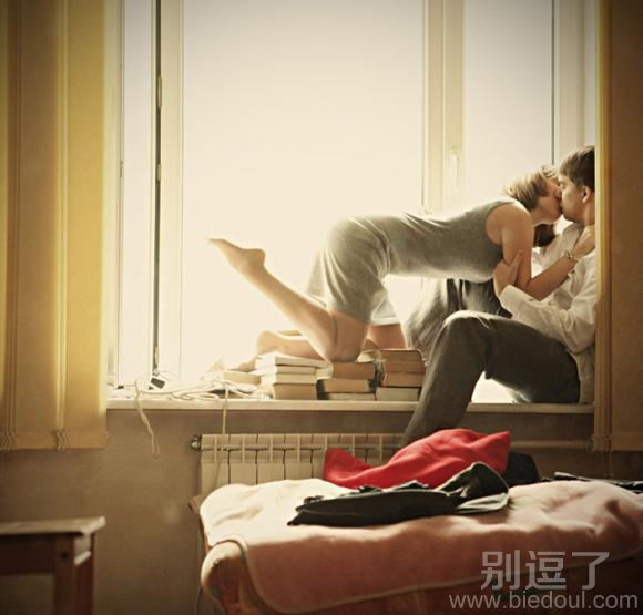 好像有点激动了，窗帘没拉。