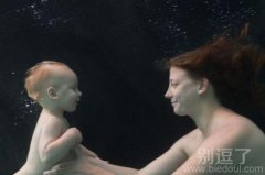 水下母子两，有爱的图片